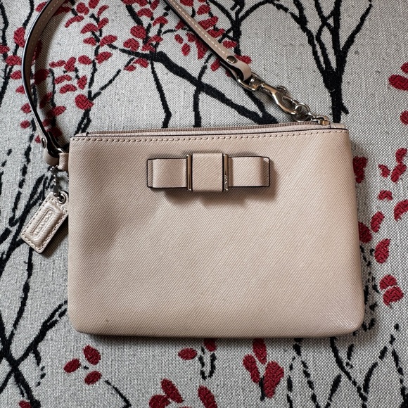 Coach Handbags - NEW COACH Elegant Cream Bow ZIP WRISTLET PURSE  5 x 6.5 in. w Card Holders